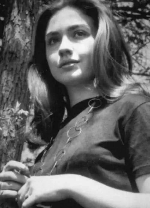 希拉里女儿年纪轻轻都还没老年的希拉里好看，这女儿，完全不按母亲美貌基因复制容颜啊