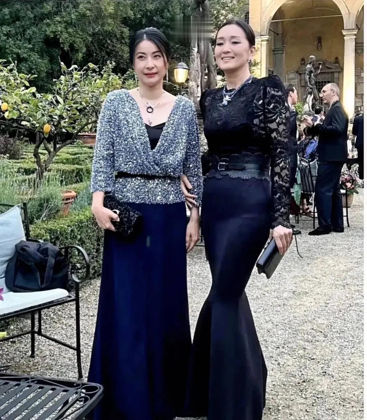 巩俐郭晶晶同框参加活动，两个人都是中国成功女性的代表，也都是一身富贵打扮，巩俐作