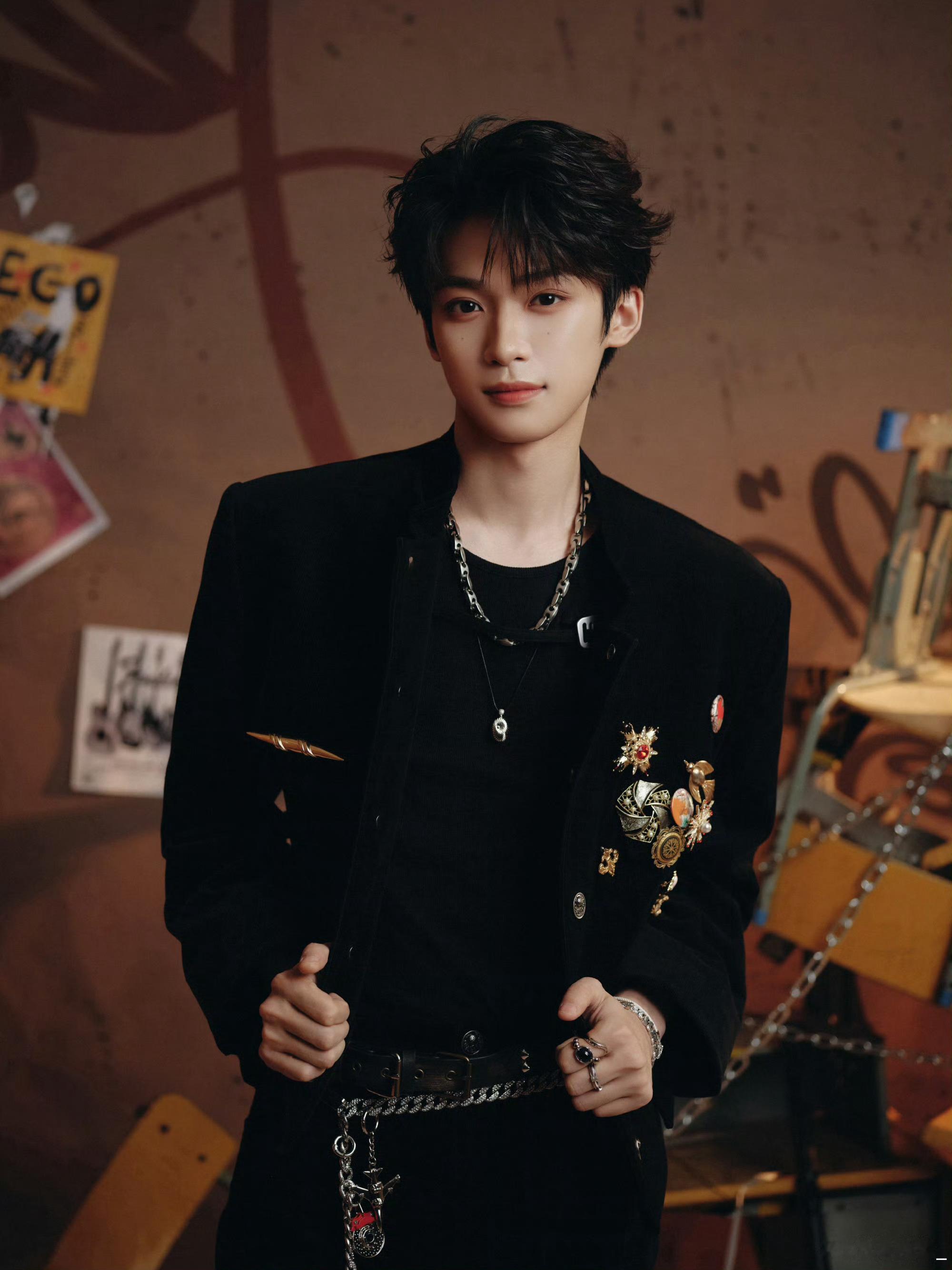 🔮 “藏污纳垢的地方 玫瑰悄然绽放 用实力击碎不实标签 逆境的尽头是鲜花掌声”