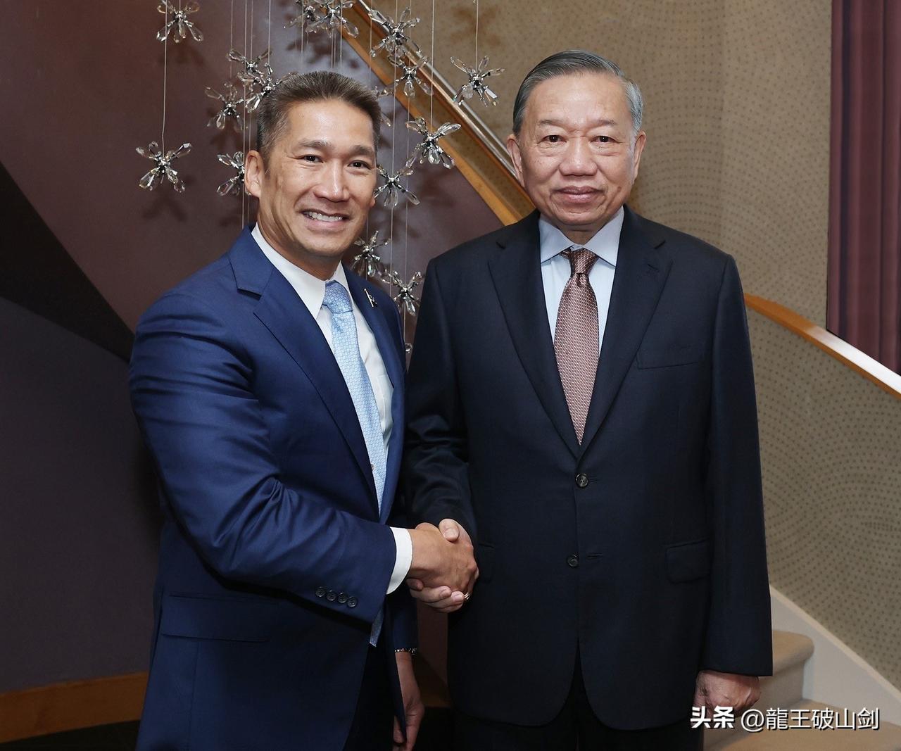 当年仓皇逃离越南，如今已是美国高干。苏林在纽约会见了美国海军部长高雄，高雄是越南