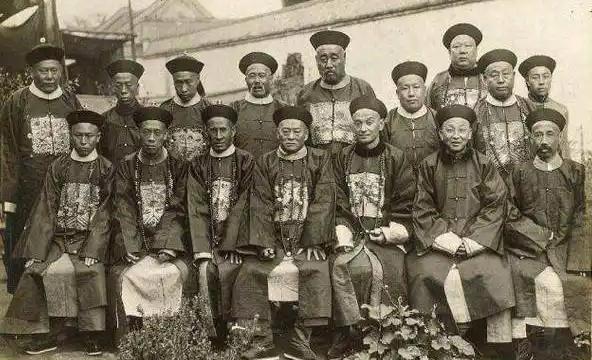清政府当年为什么拒绝工业化？满清政府当年有个死穴，始终无法解决：中国强大了，那就
