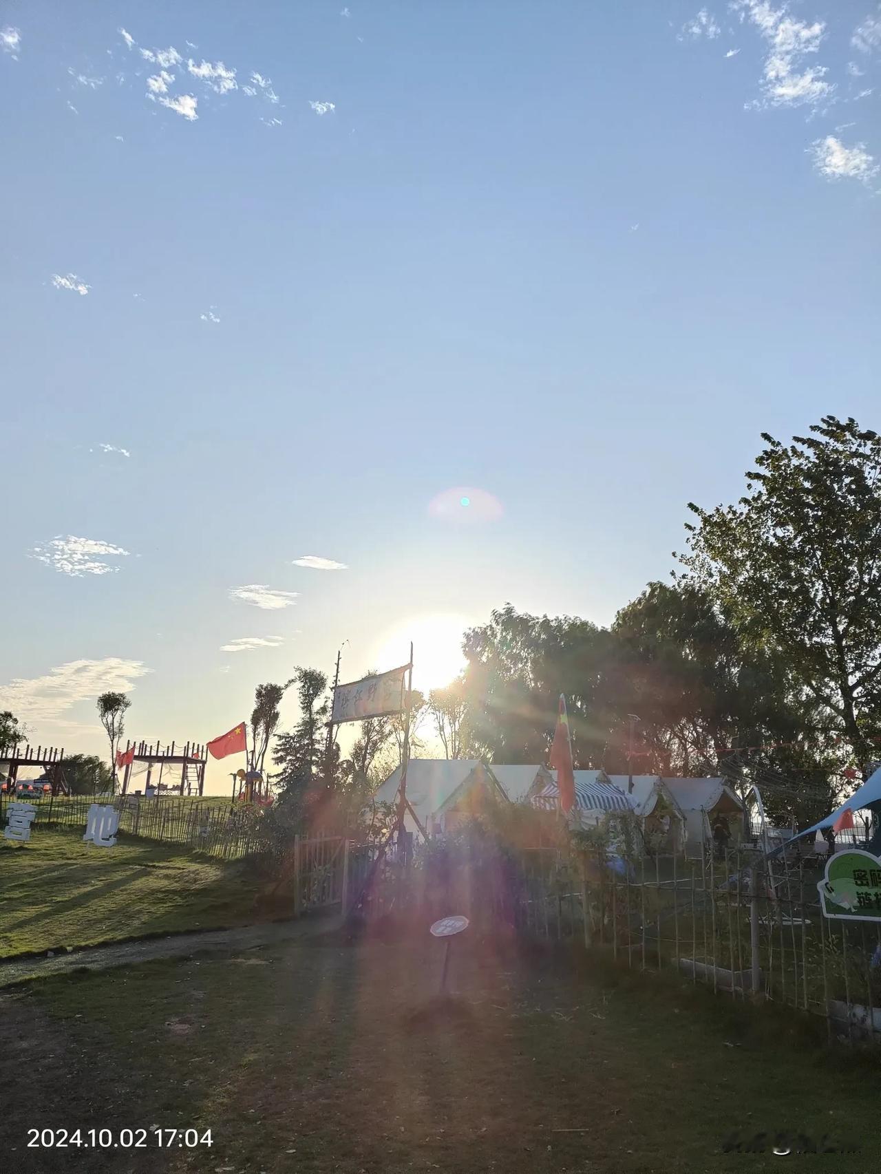 #我拍到的落日瞬间#但得夕阳无限好，何须惆怅近黄昏。

夕阳还是非常美的，不同角
