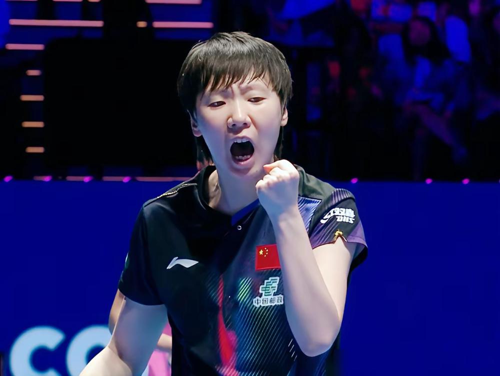 别再心疼王曼昱了，她今晚的对手从来不是孙颖莎。
她要打穿的，是那段没有主管教练