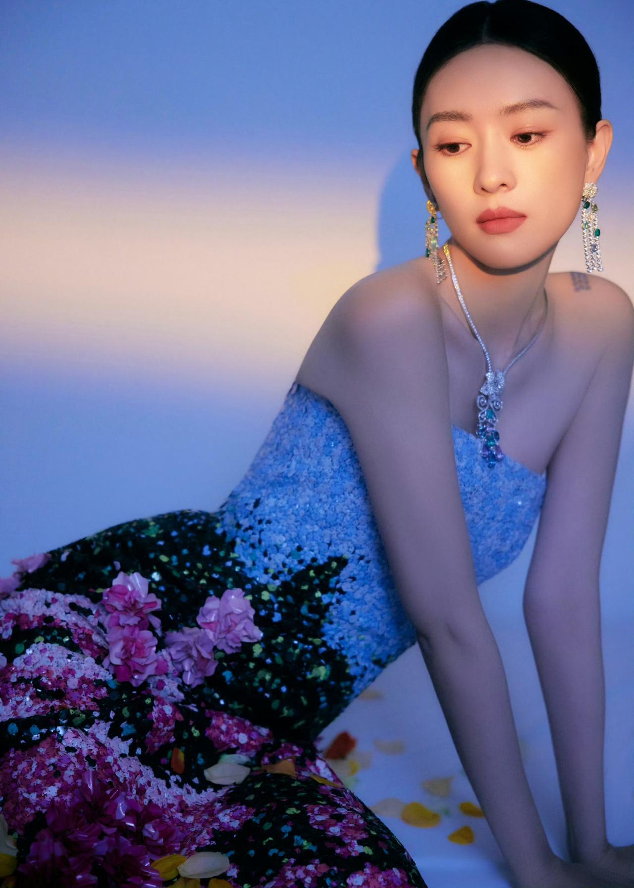 童瑶身穿 Oscar de la Renta 2025春夏系列礼服亮相微博视界大