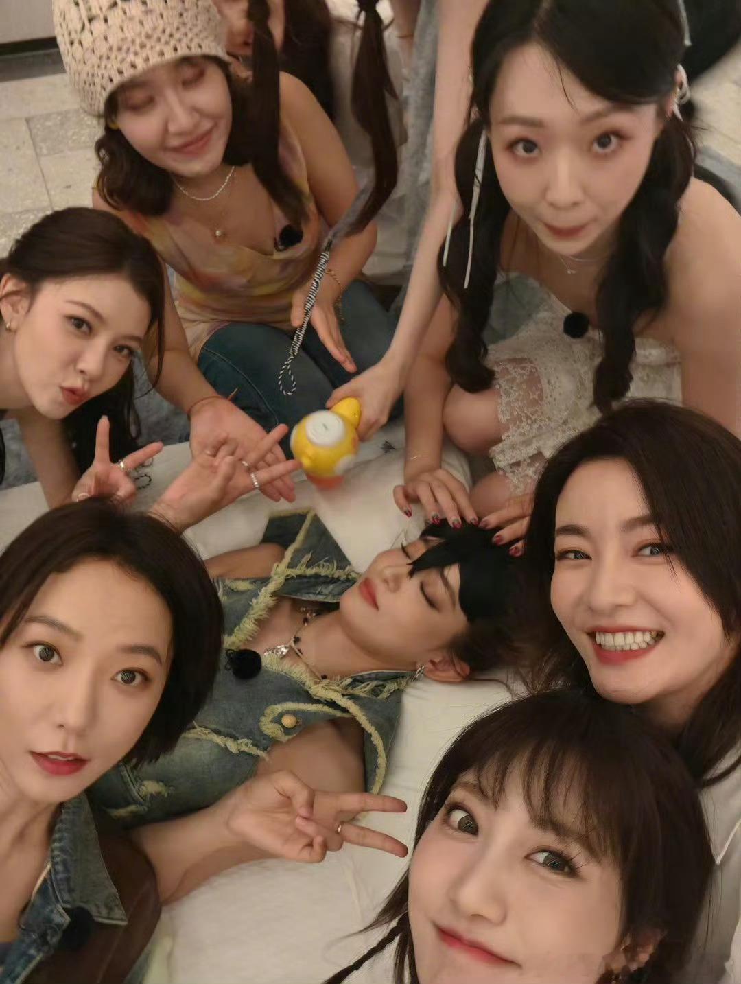 假期中的她们收官没想到这么快就要和姐姐们说再见了，看着这些闪闪发光的姐姐们真的好