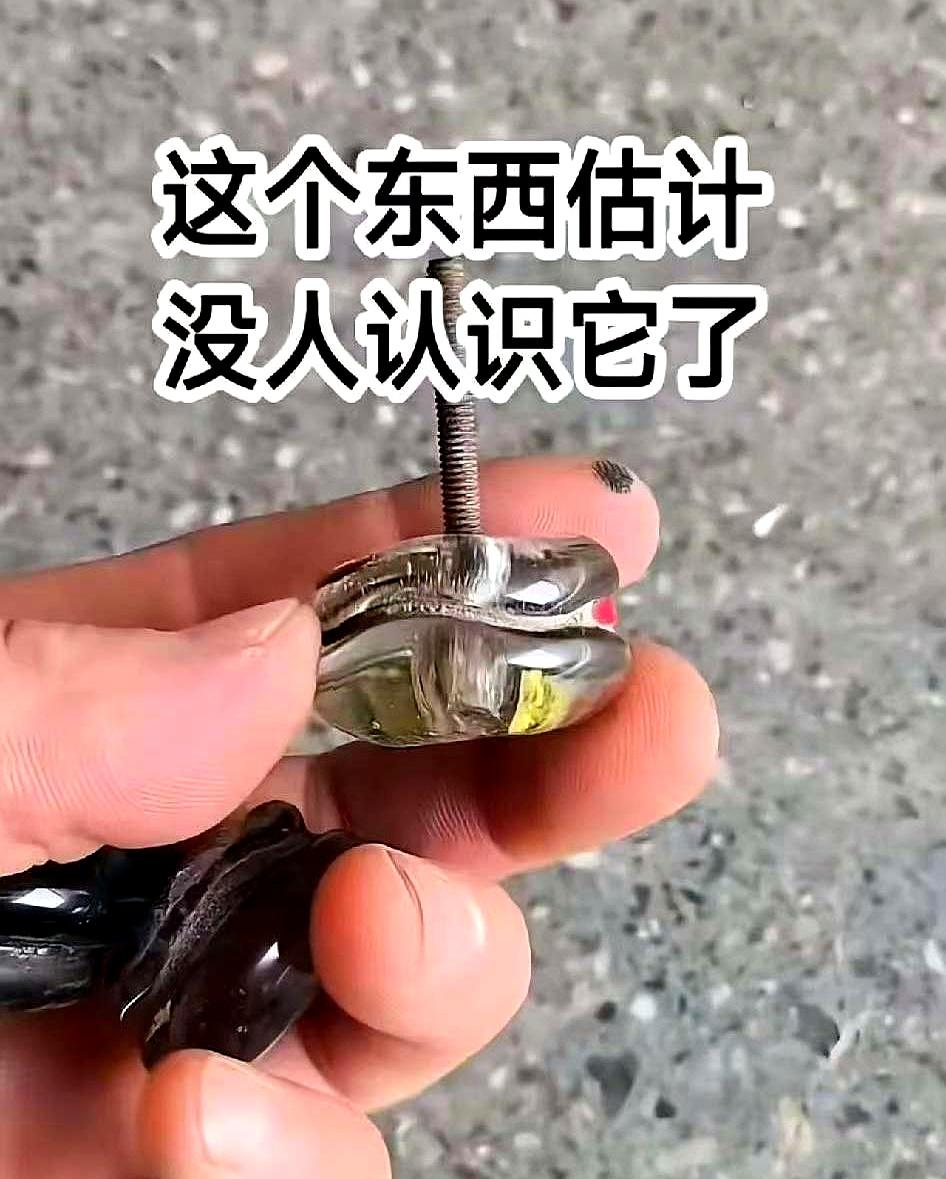 现在这物件，真是越来越少见了。
说实话，能一眼认出来的人，怕是连两成都不到，基本
