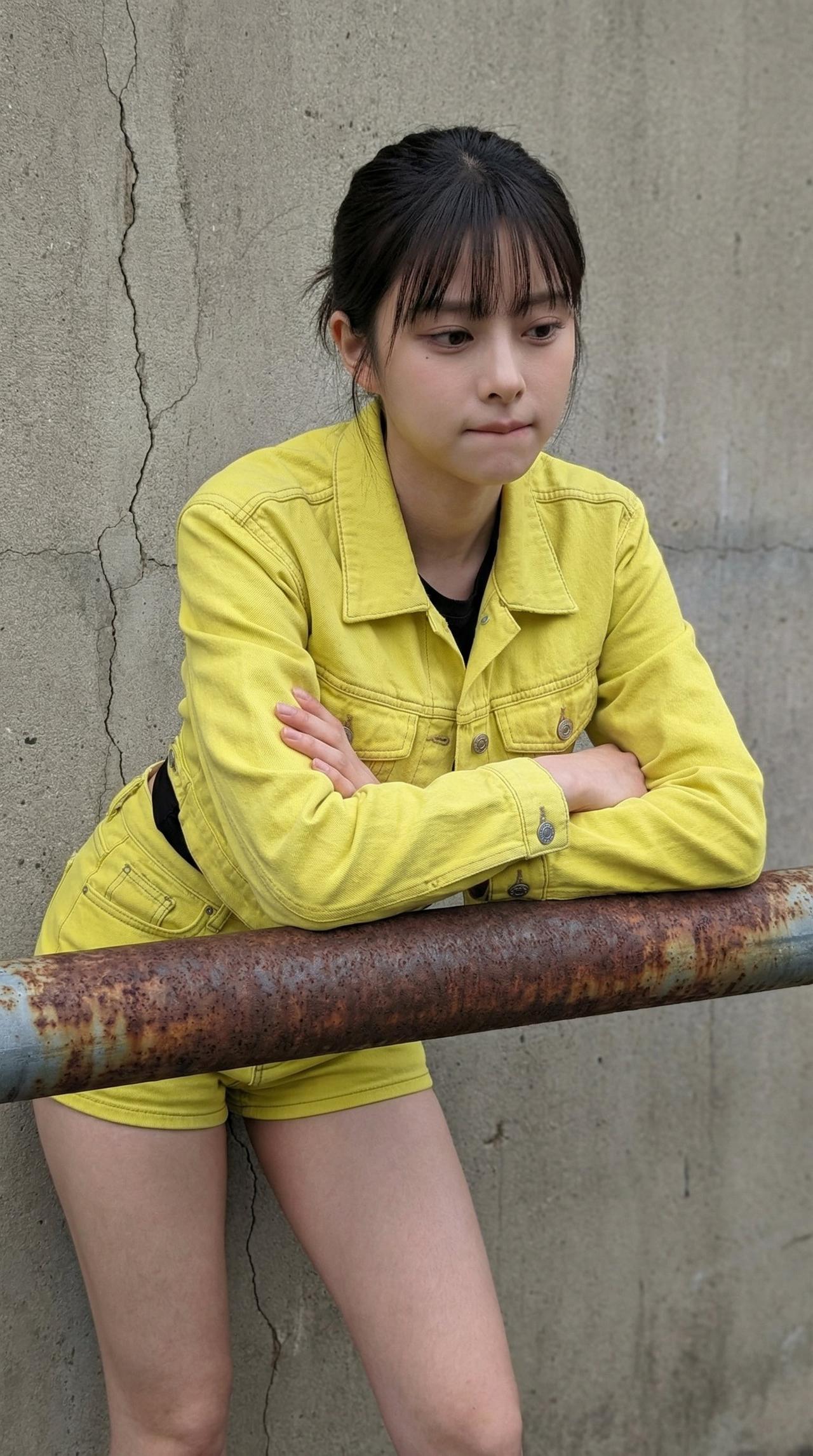 倚栏思旧梦，黄衣映秋风。