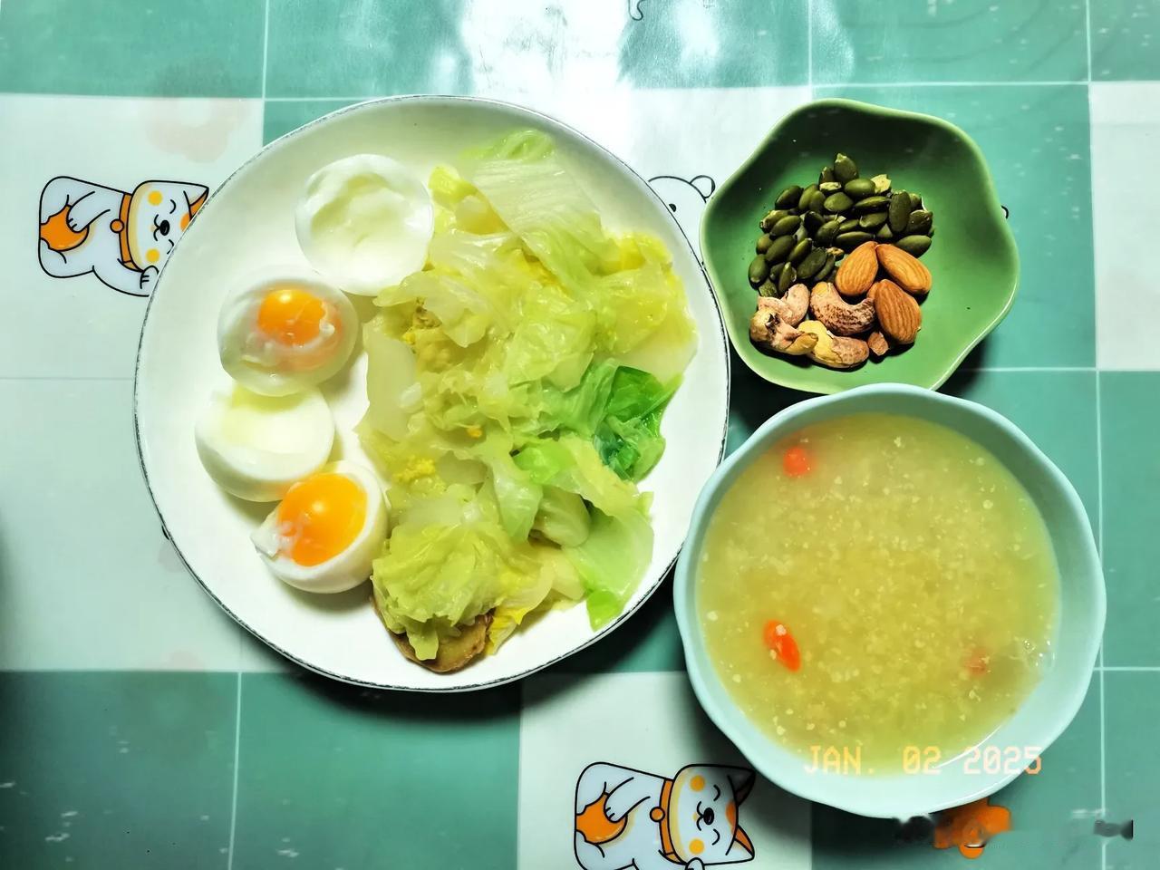 冬日绵绵之中年女性减脂早餐日记
主食：小麦胚芽
蛋白质：鸡蛋
蔬菜坚果icon：