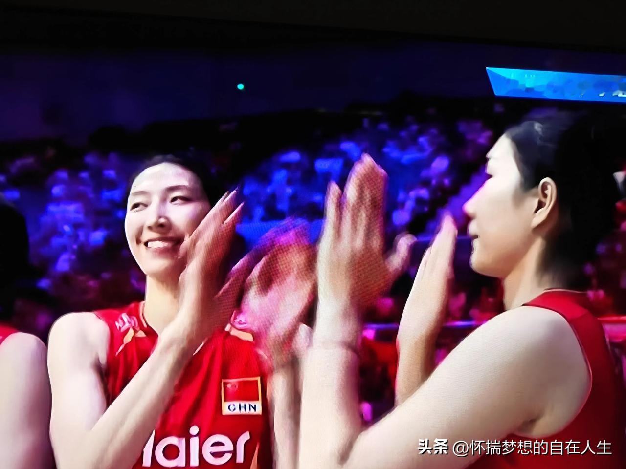 今晚中国女排在亚锦赛的首场比赛中以3比0轻取伊拉克女排，两队实力相差实在悬殊，中