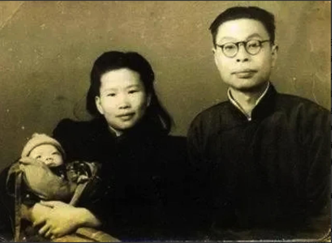 1942年9月，李白正发报，忽听车响。二十多个日本兵围住屋，他手按电键没停，门外