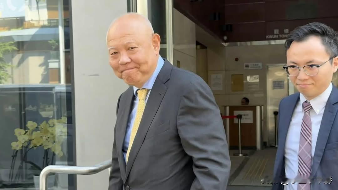 一名新加坡商人被指曾代中国一家国有烟草企业的前总经理持有公司股份，并涉嫌在香港处