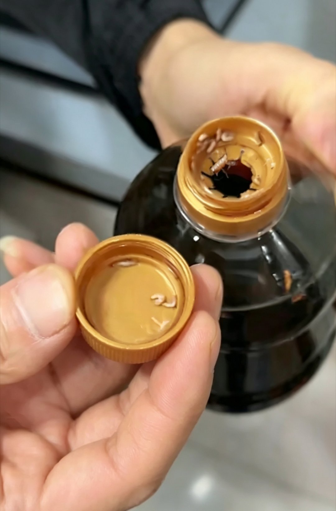 山姆生抽现蠕动虫子消费者发声未开封生抽开盖爬出活虫，商家甩锅存放环境，只肯退换，