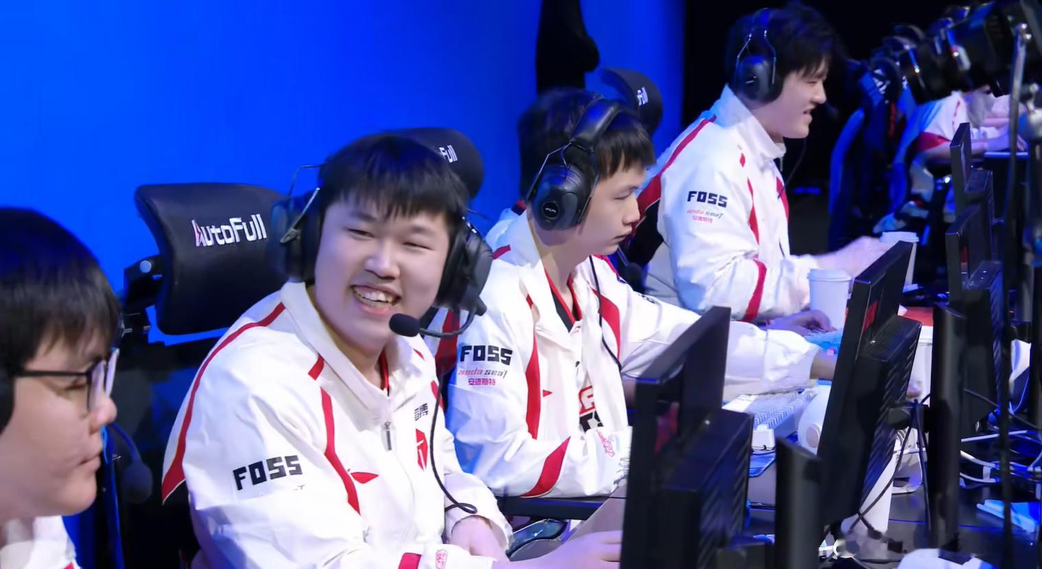 TES对战WBG Naiyou抓到Xiaohu的机会，促成TES锁定胜局。太不容