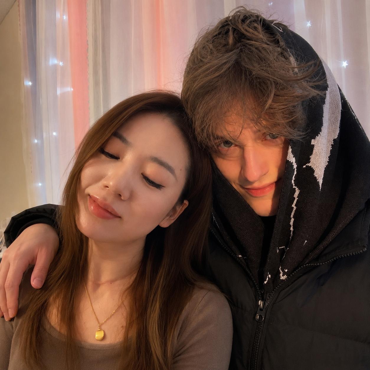一个姐妹用ai合成了自己和一个欧美男演员的合照发抖音，然后一群bro破防，我也如