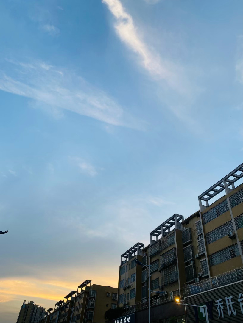 生活手记记录真实生活摄影摄影摄影 夕阳把天空晕染成温柔的橘粉，白日的喧嚣还未完全