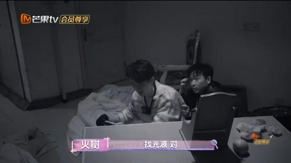 火树全自动人形挂件 哈哈哈火树老师牢牢抓着周峻纬，秒变全自动人形挂件。周峻纬虽然