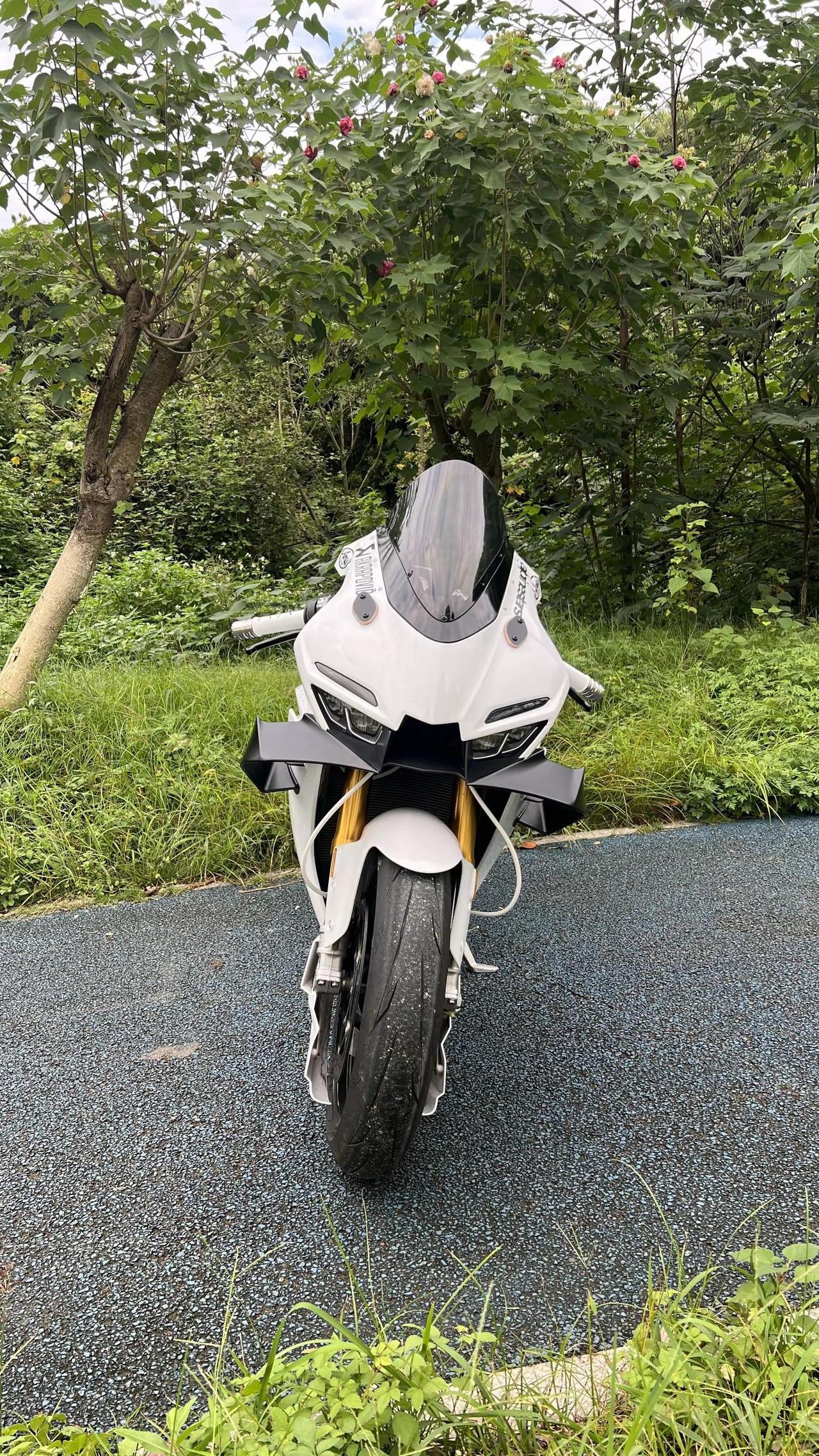张雪820rr 仿赛跑车 年轻人的机车梦想
