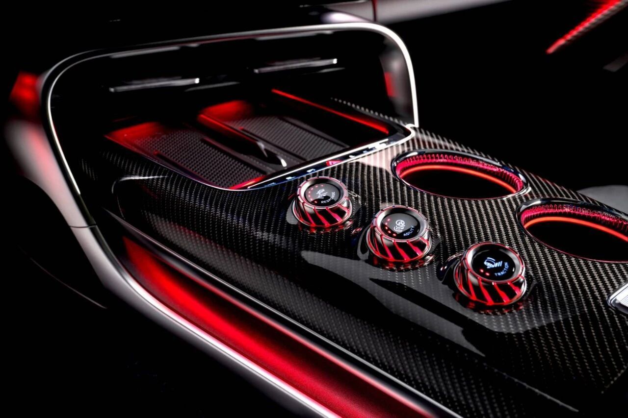 全新奔驰AMG GT纯电高性能四门轿跑车内饰亮相，也就是之前那台AMG GT X