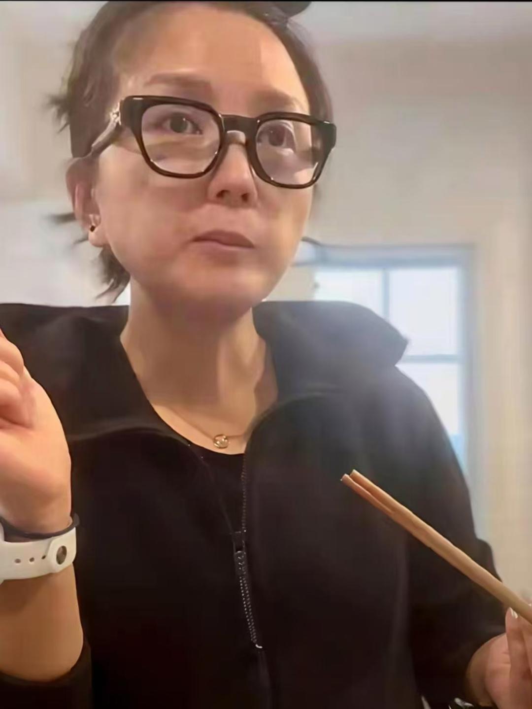 何洁的花期为什么这么短了。才38岁看着像个老太太了… 