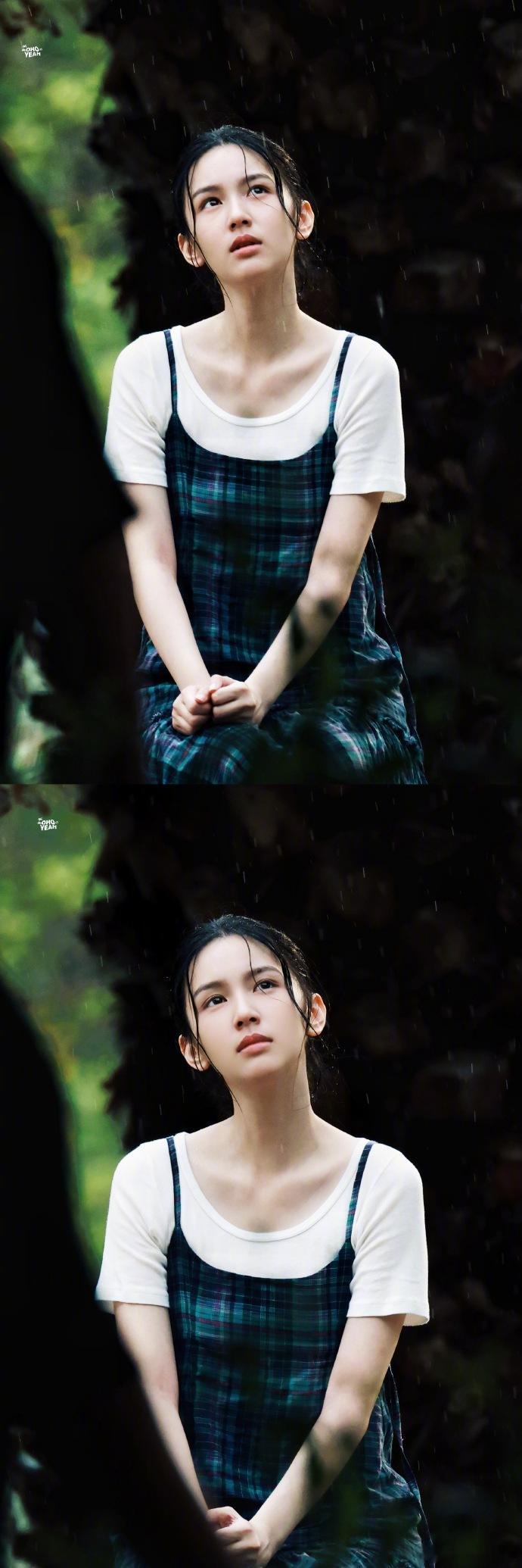 娱乐镜头模糊也挡不住周也的美氛围感美貌根本不受画质限制，就算镜头糊成一片，镜头模
