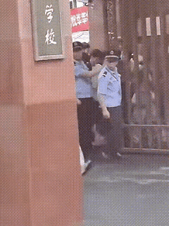 这小伙基本功不扎实，却还要做出这样危险的动作，由于动作做的不到位，脑袋直接碰到了