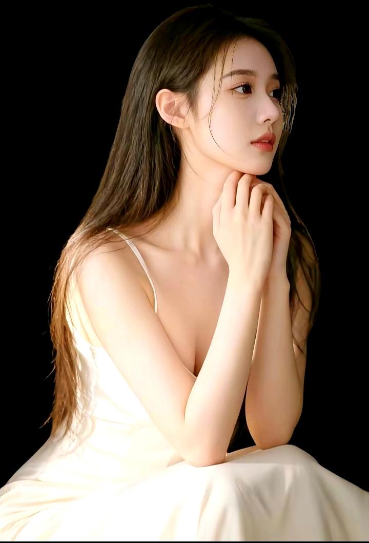 沉思的少女，黑白背景下的优雅姿态沉思静谧氛围 沉思氛围感写真
