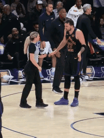 东契奇凭借美色勾搭女裁判，气的男裁判都看不过去了。
裁判吹，东契奇抱怨；
裁判不