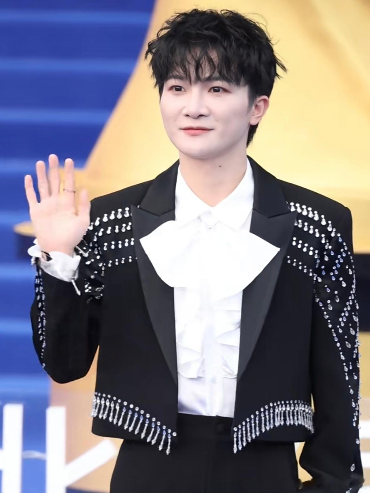 周深 ✨周深演唱会四城官宣 ✨周深暑期八场演唱会   落日沉溺山海，  晚风沦陷