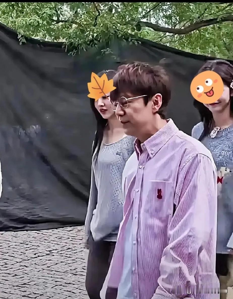 昨晚，某综艺在长沙录制，路透画面中何炅素颜被拍，今早话题又上热搜了

这颜值这气