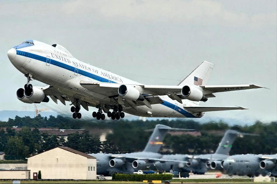 美国对伊朗这回可是真把弦崩紧了！末日飞机都飞出来了，特朗普一边喊着要“严厉打击”