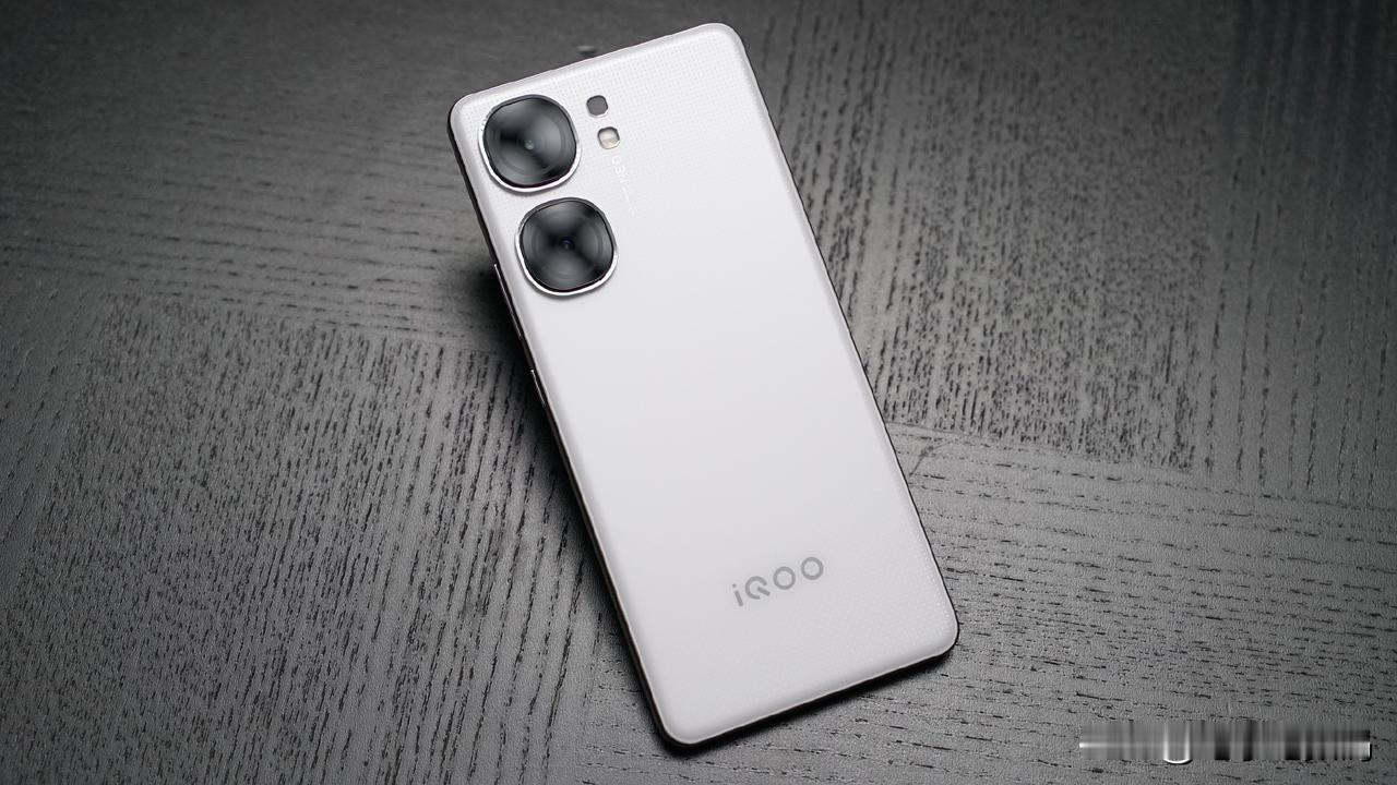 iQOO Neo9S Pro+  这真机颜值看着还行吧？
个人还是挺喜欢这种简洁