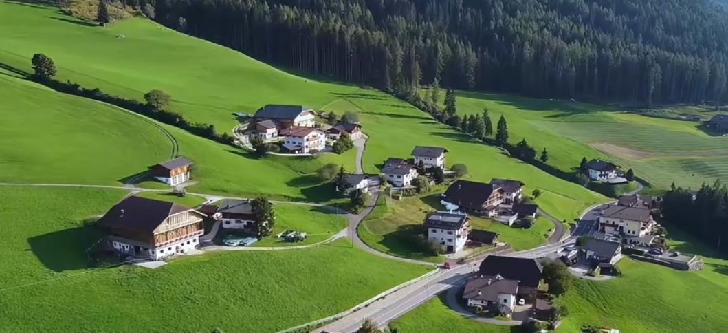 理想中的村子应该是这样的，各家各户错落有致，点缀在草坪上