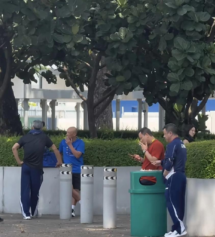 WTT新加坡大满贯，被球迷偶遇的国乒总教练秦志戬和副总教练肖战与一众国乒教练在路