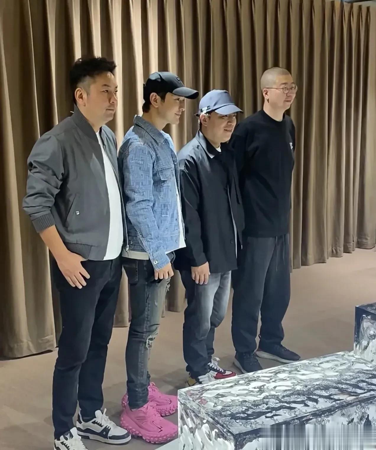 真是想不通黄晓明这么高这么帅的男人，为什么老是喜欢穿这种看起来很夸张的鞋子，已经