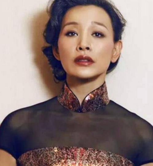 [微风]陈冲结婚6年，因为之前有过流产，很难再怀孕，于是她和老公从中国领养了一对