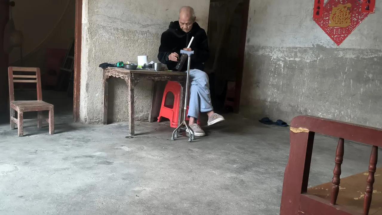 有些地方有这么的说法，就是男怕前，女怕后！
而这个男怕前，女怕后，是指身体虚弱的
