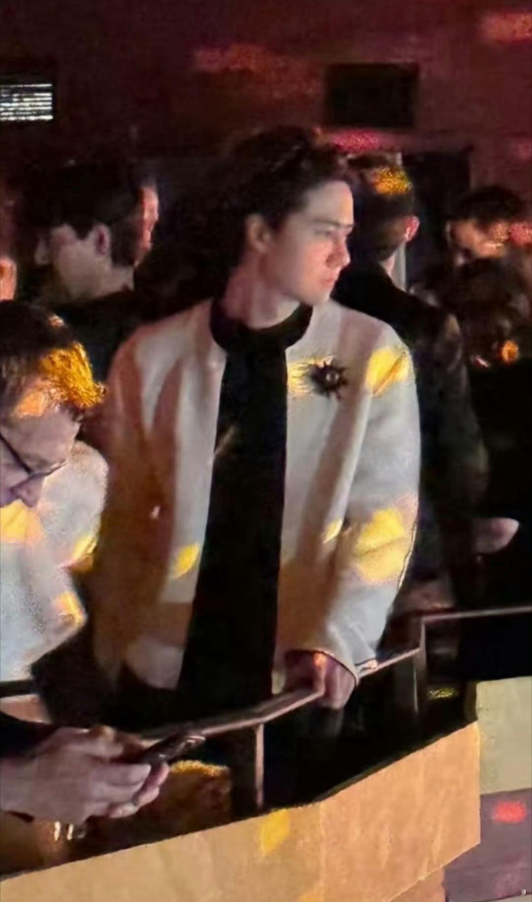 王一博拍了17张3895捡了两张王一博看秀图 