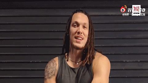 约基奇抓起手机啪地敲出一行字，让阿隆戈登干脆在家歇着别来上班，以后连个篮球毛都别