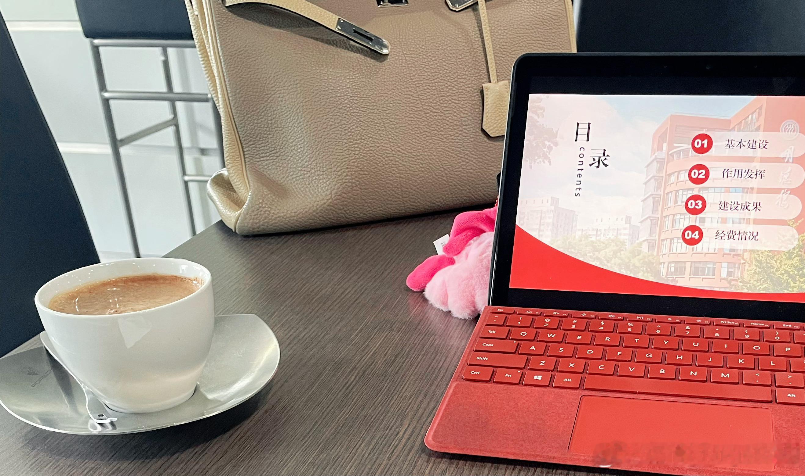 随时随地都在上班……poor me！盗图🍠负鼠一张，表达一下对上班的复杂感情。