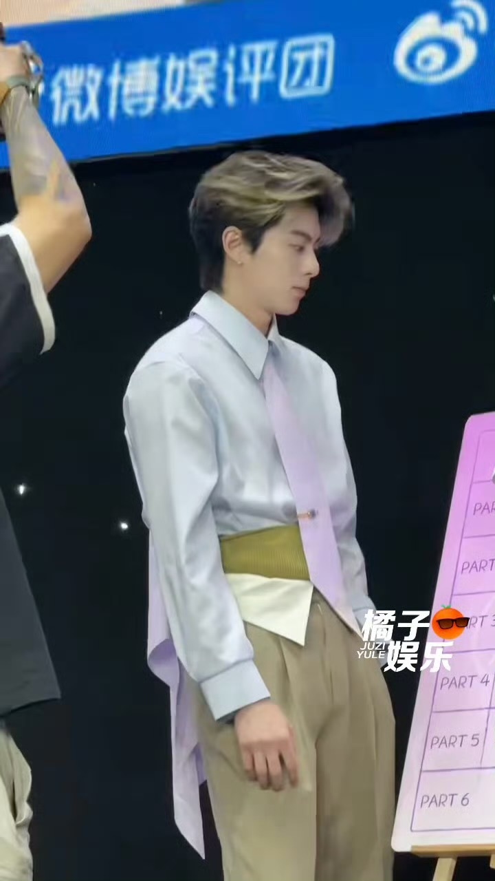 王鹤棣见面会彩排现场，挑染发色超帅！衬衣领带身材比例完全男模