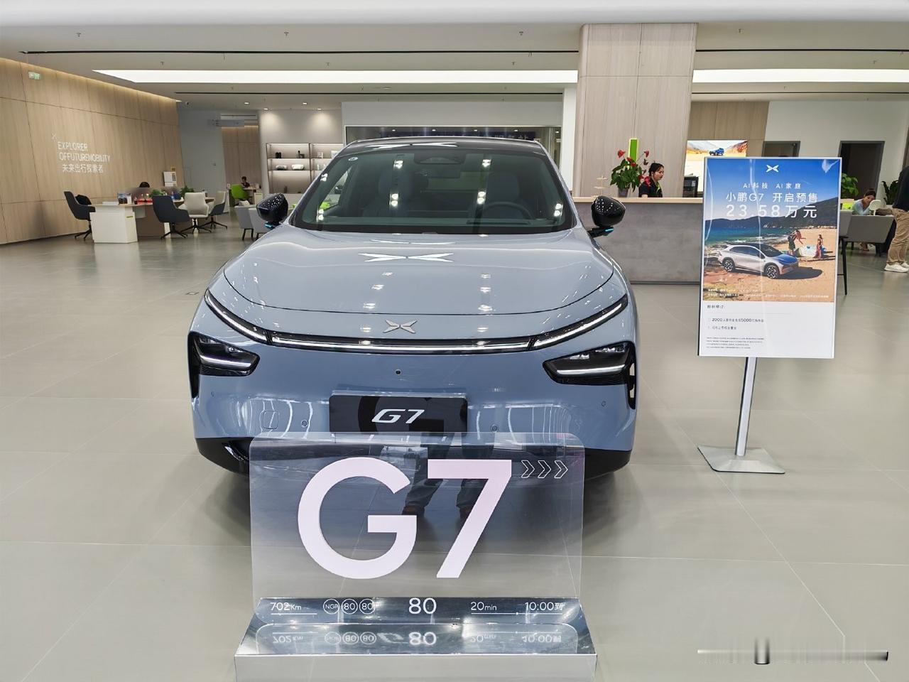 网上看了这么久的小鹏G7图赏，今天特地来店里摸摸实车！！！一进店门就被G7的车漆
