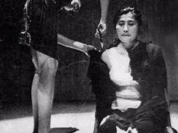1964年日本，一位看起来貌美优雅的女士跪坐在地上，对着面前百十人说道：“来吧，