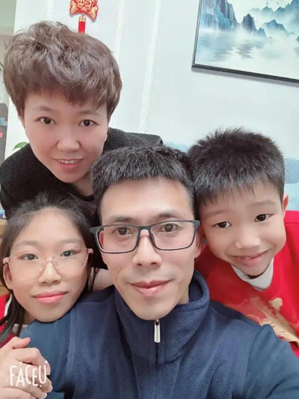 于鹤真、许鹤丹结婚十四年，象牙婚快乐！于鹤真是郭德纲鹤字科徒弟。许鹤丹有字，但没