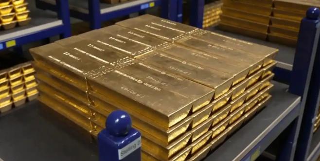 美国真是一个大坑！荷兰原本计划从美国和加拿大转移 86 吨黄金到伦敦，最后真正跨