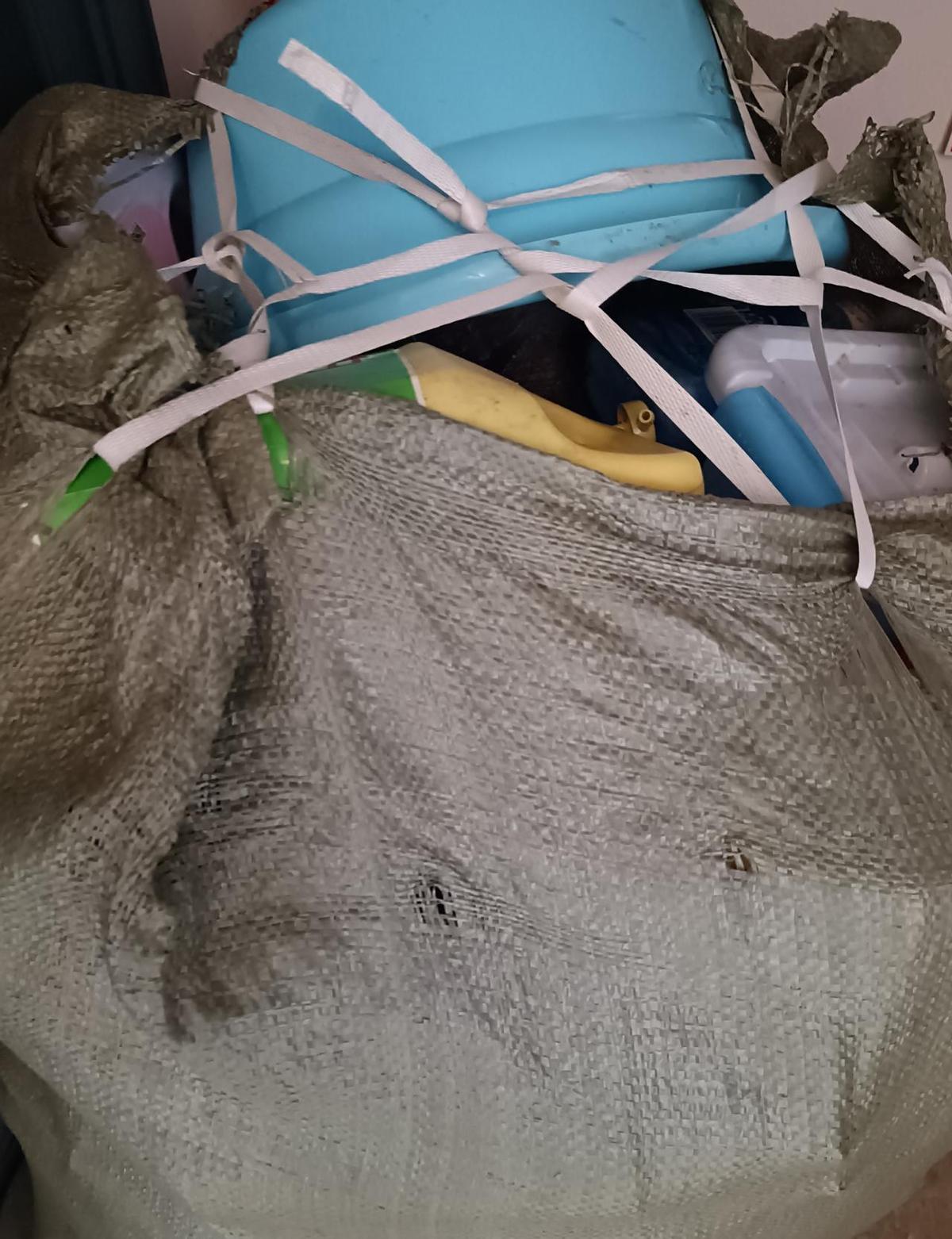 女儿文具盒旧了，被同学笑话。
她哭着回家，我愣住了。
这事儿让我想起，结婚前以为