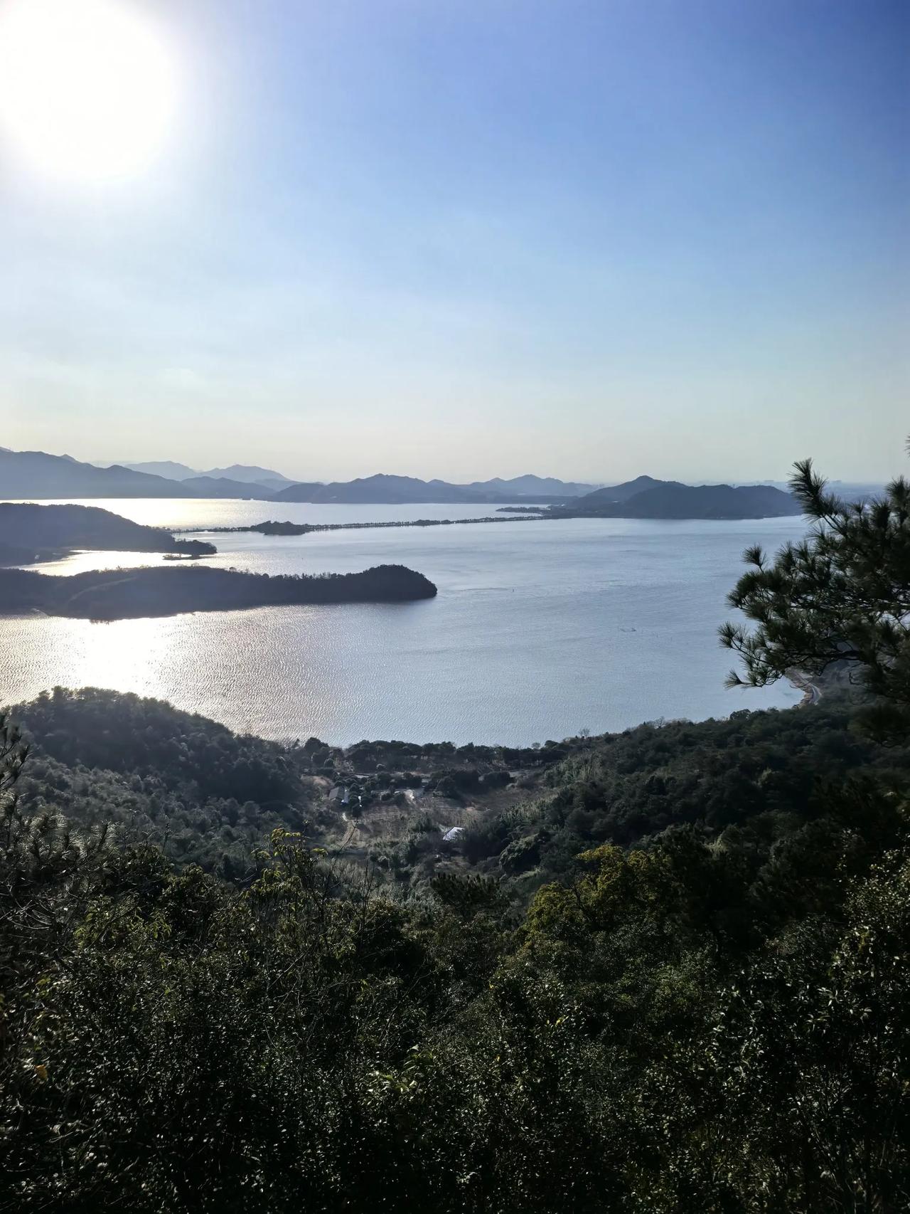 孔子登东山而小鲁，
登泰山而小天下～[呲牙]
——​小寒前日，来东湖爬东山[呲牙