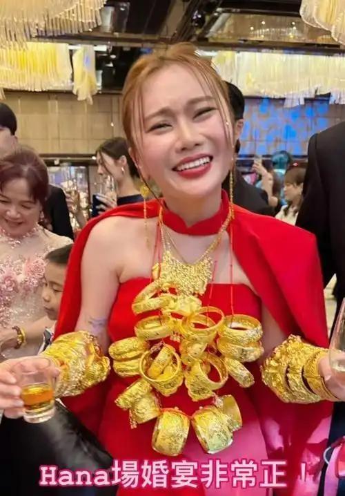 金价飙升，准新娘的“手镯梦”要碎？

准新娘望着金价走势图，无奈叹气。本盼着婚礼