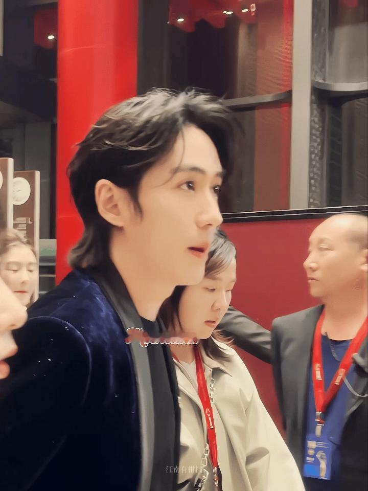 阿赑前身🚬漂亮的不要不要的🚬后来 他说要去救人 ​​​