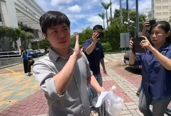 因为毒油事件发言失当，中国台湾地区民进党的发言人吴峥再次激起了全台民众的不满情绪