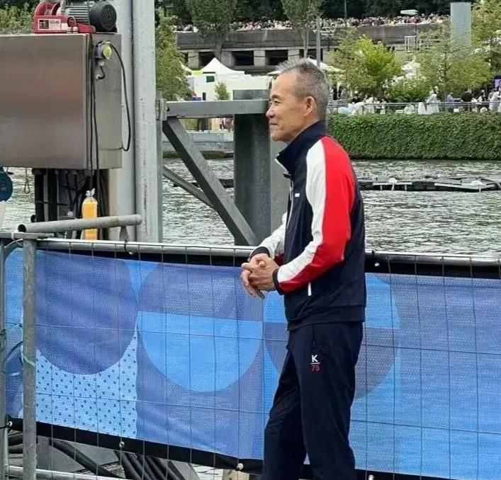 想象一下，在巴黎奥运会开幕式的喧嚣中，一对引人注目的夫妇出现在镜头前。他们是谁？